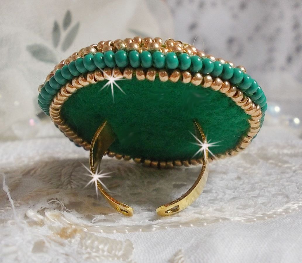 Anel de íris verde bordado com um cabochon Mirror com tagarelas de cristal Swarovski