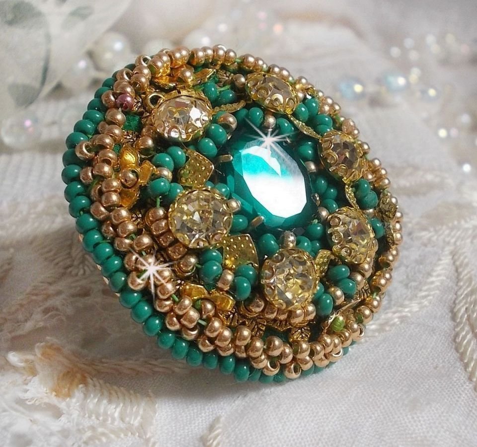 Anel de íris verde bordado com um cabochon Mirror com tagarelas de cristal Swarovski