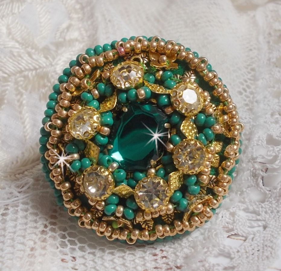 Anel de íris verde bordado com um cabochon Mirror com tagarelas de cristal Swarovski