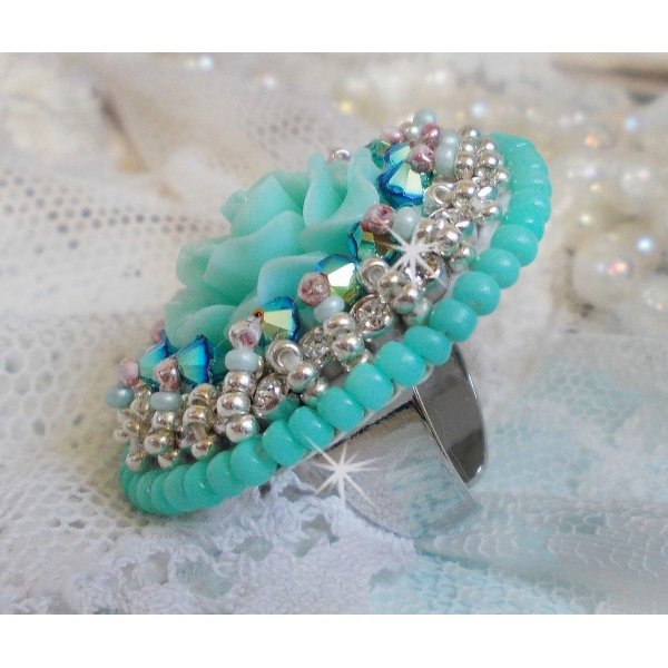 Flores azuis Haute-Couture anel bordado com uma rosa de resina e cristais Swarovski 