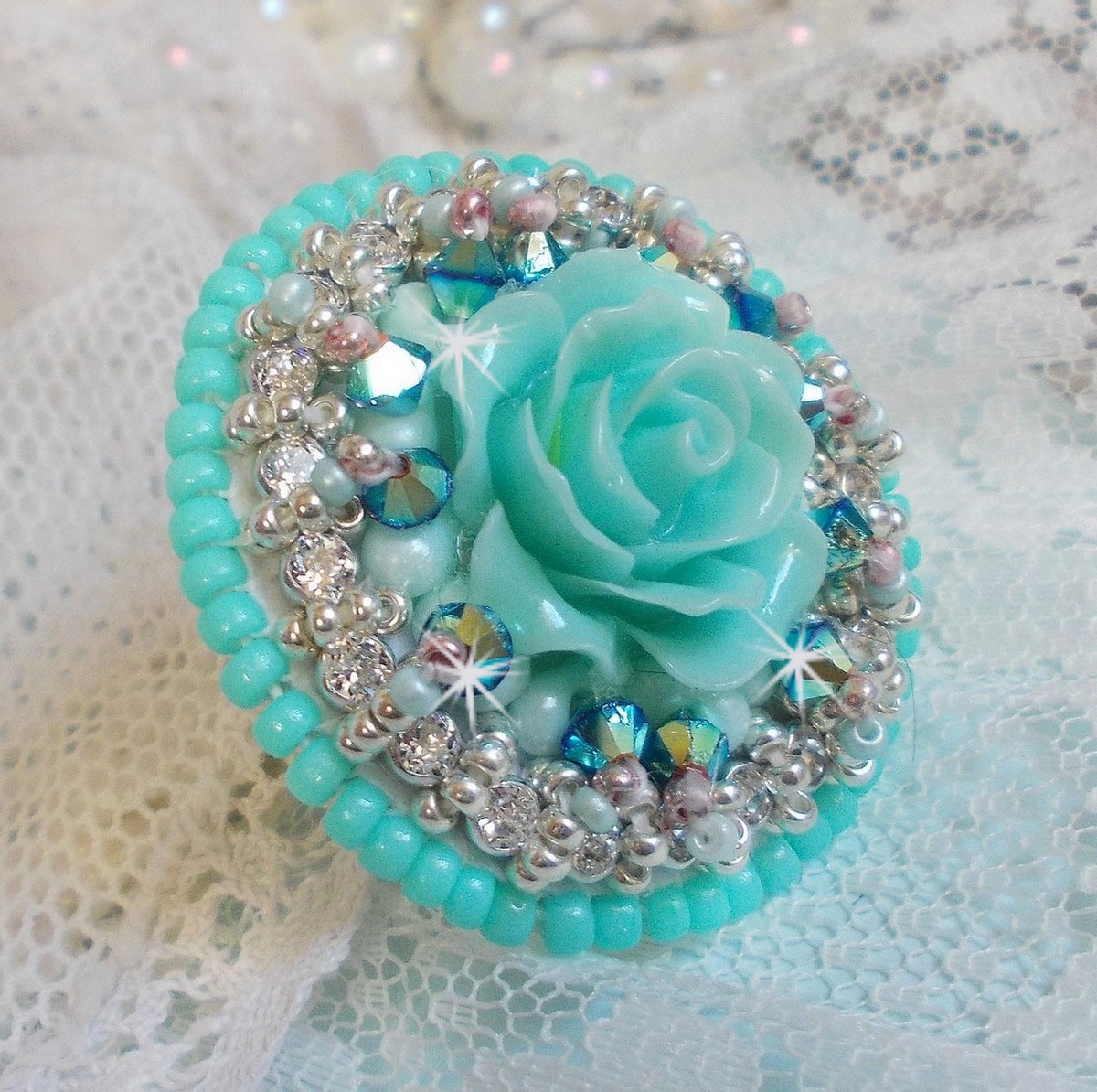 Flores azuis Haute-Couture anel bordado com uma rosa de resina e cristais Swarovski 