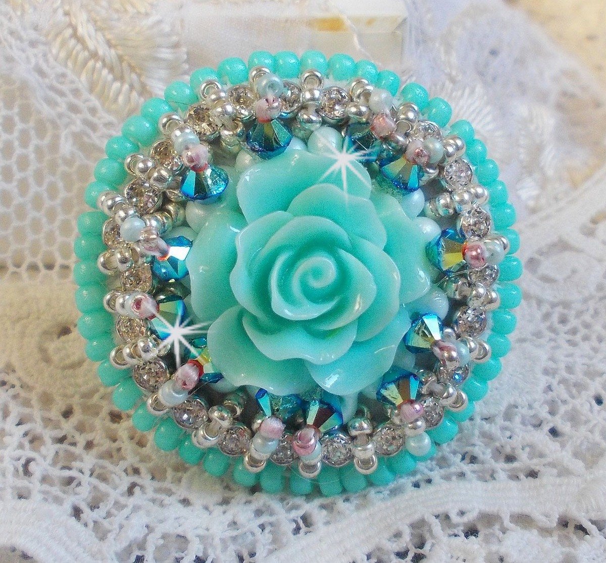 Flores azuis Haute-Couture anel bordado com uma rosa de resina e cristais Swarovski 