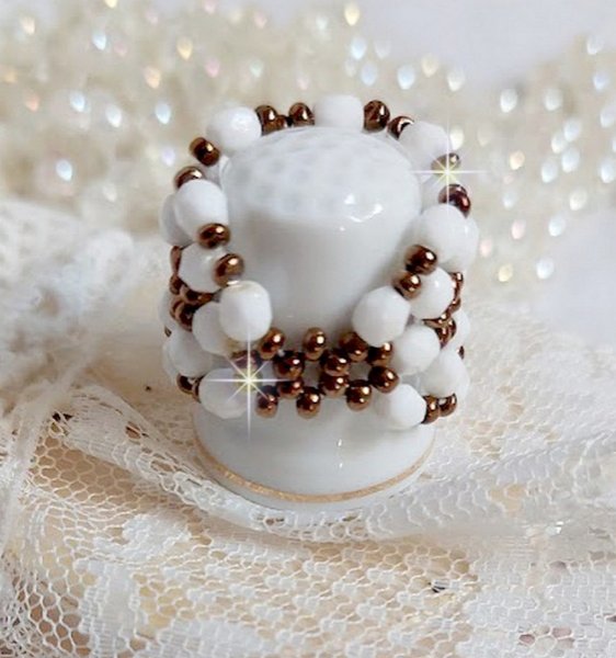 Anel horizontal com facetas opalas brancas em vidro bo&eacute;mio