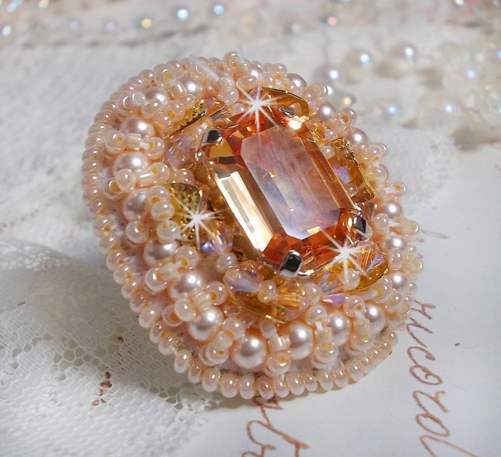 Anel de beleza Idylle bordado com cristais Swarovski, cabochon e pérolas