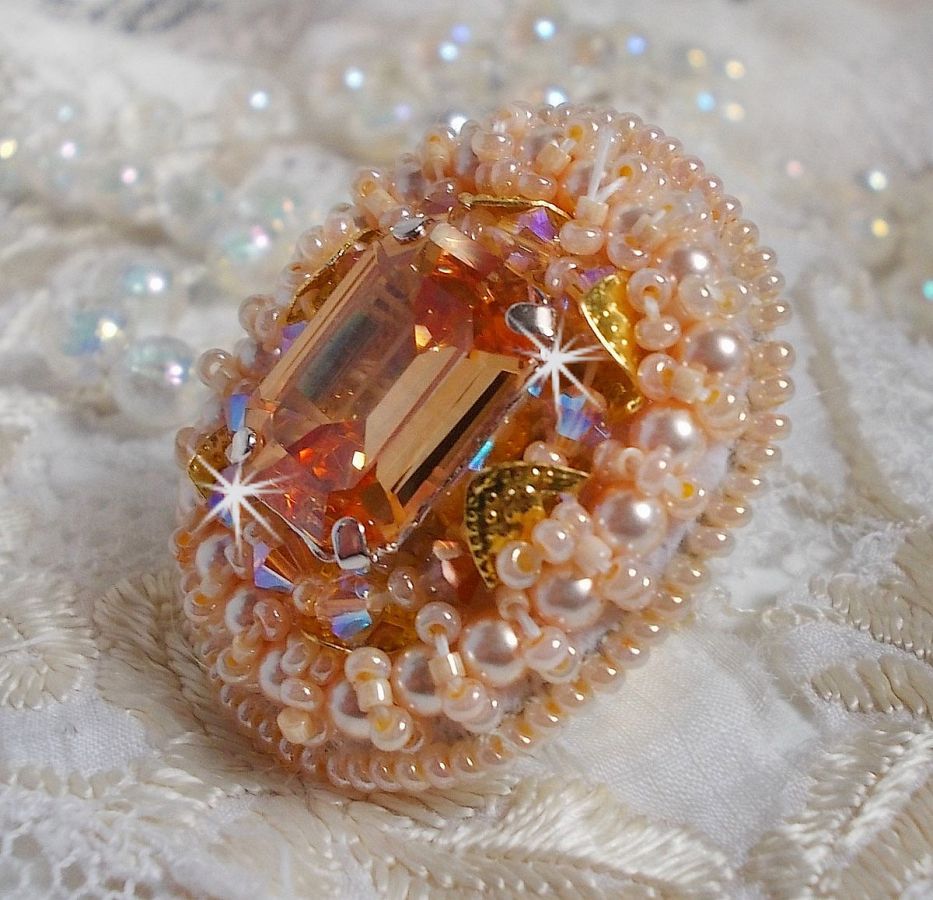 Anel de beleza Idylle bordado com cristais Swarovski, cabochon e pérolas