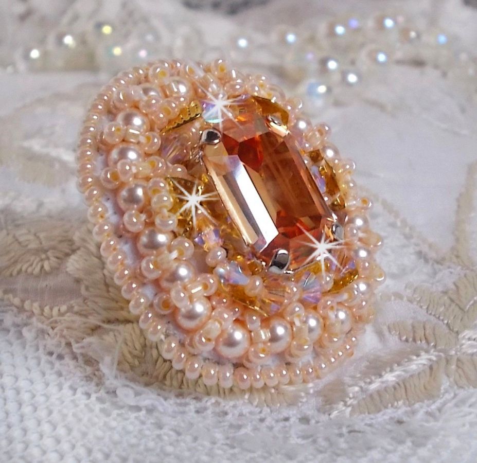 Anel de beleza Idylle bordado com cristais Swarovski, cabochon e pérolas