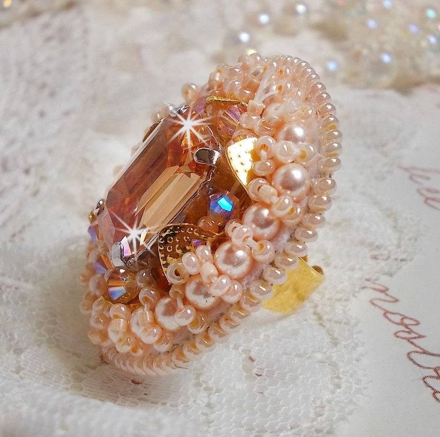 Anel de beleza Idylle bordado com cristais Swarovski, cabochon e pérolas