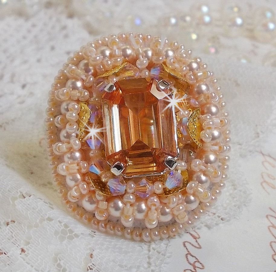 Anel de beleza Idylle bordado com cristais Swarovski, cabochon e pérolas