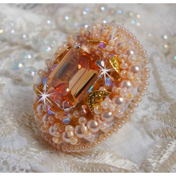 Anel de beleza Idylle bordado com cristais Swarovski, cabochon e p&eacute;rolas