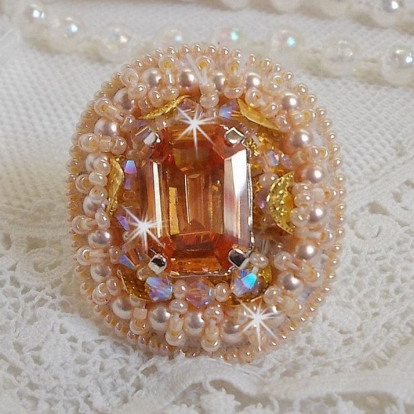 Anel de beleza Idylle bordado com cristais Swarovski, cabochon e p&eacute;rolas