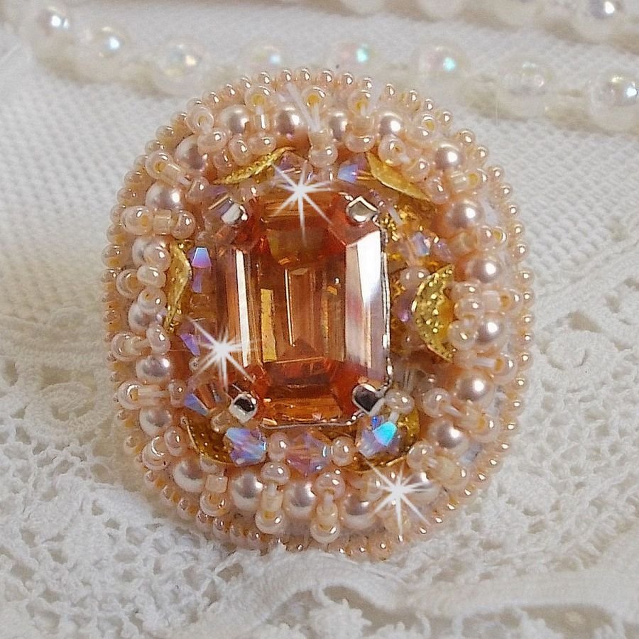 Anel de beleza Idylle bordado com cristais Swarovski, cabochon e pérolas