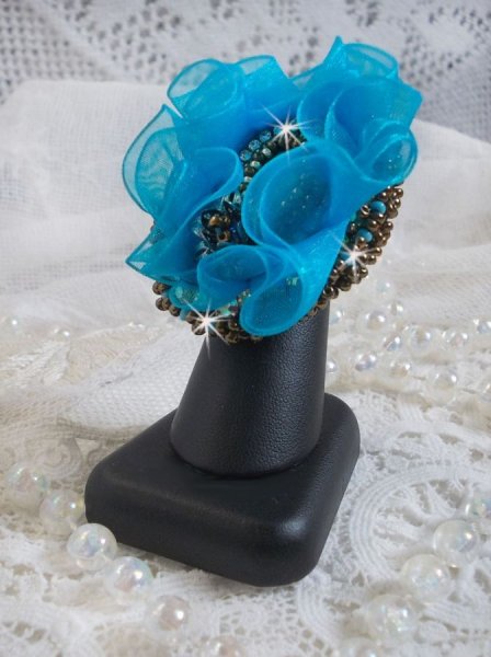Ilycia Charming ring bordado com um cabochon facetado de resina azul turquesa e uma fita de organza