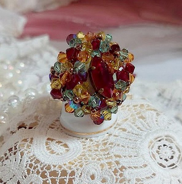 Anel de Iroise com facetas, capotas giratórias e um vaivém de cristal Swarovski