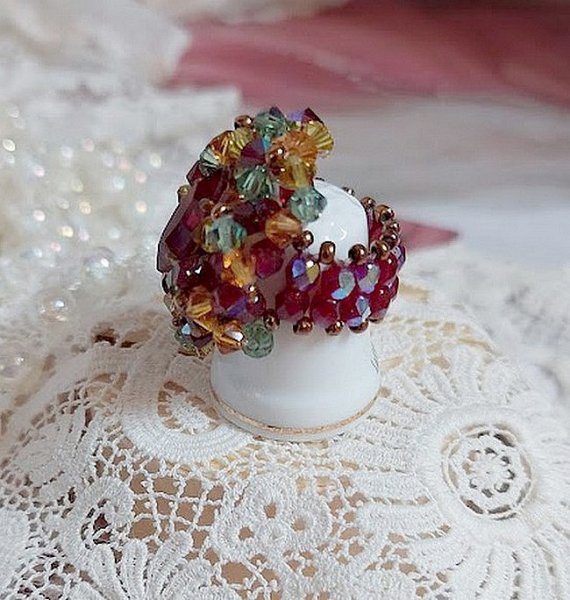 Anel de Iroise com facetas, capotas giratórias e um vaivém de cristal Swarovski