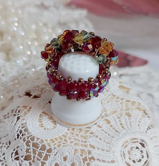 Anel de Iroise com facetas, capotas giratórias e um vaivém de cristal Swarovski