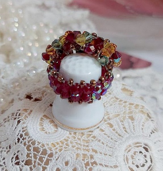 Anel de Iroise com facetas, capotas giratórias e um vaivém de cristal Swarovski