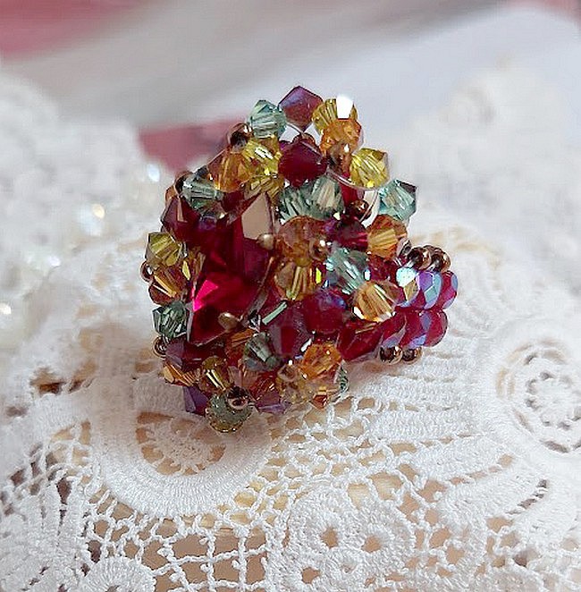 Anel de Iroise com facetas, capotas giratórias e um vaivém de cristal Swarovski
