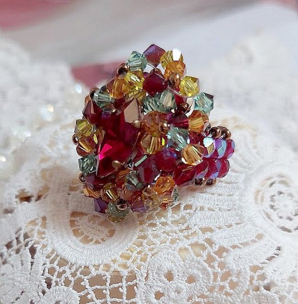 Anel de Iroise com facetas, capotas giratórias e um vaivém de cristal Swarovski