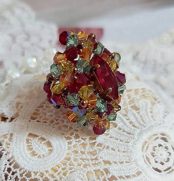 Anel de Iroise com facetas, capotas giratórias e um vaivém de cristal Swarovski