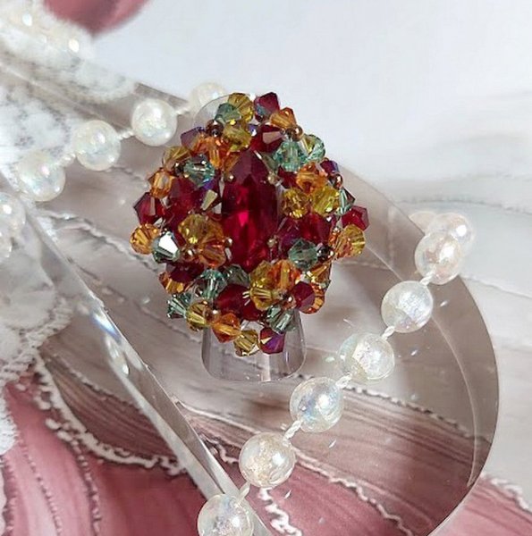 Anel de Iroise com facetas, capotas giratórias e um vaivém de cristal Swarovski
