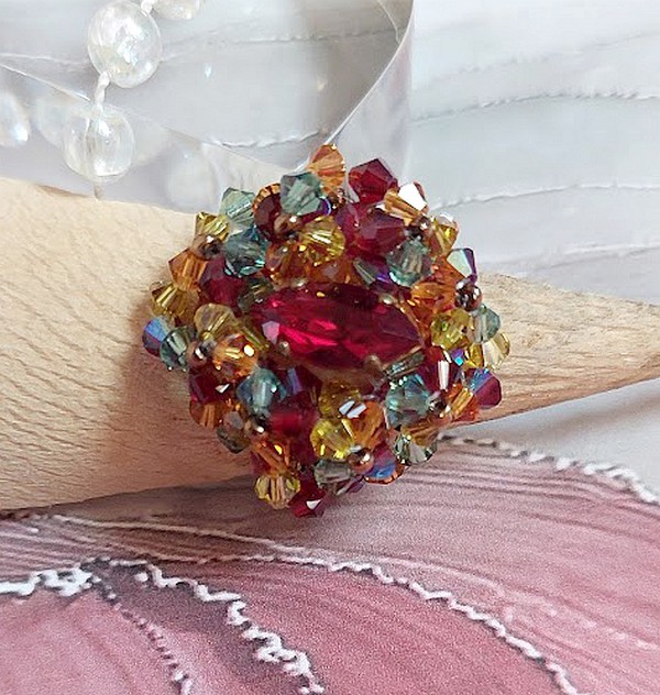 Anel de Iroise com facetas, capotas giratórias e um vaivém de cristal Swarovski