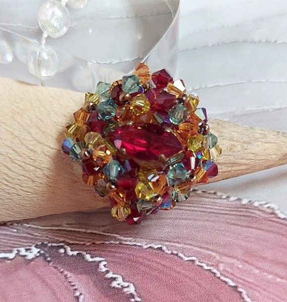 Anel de Iroise com facetas, capotas giratórias e um vaivém de cristal Swarovski