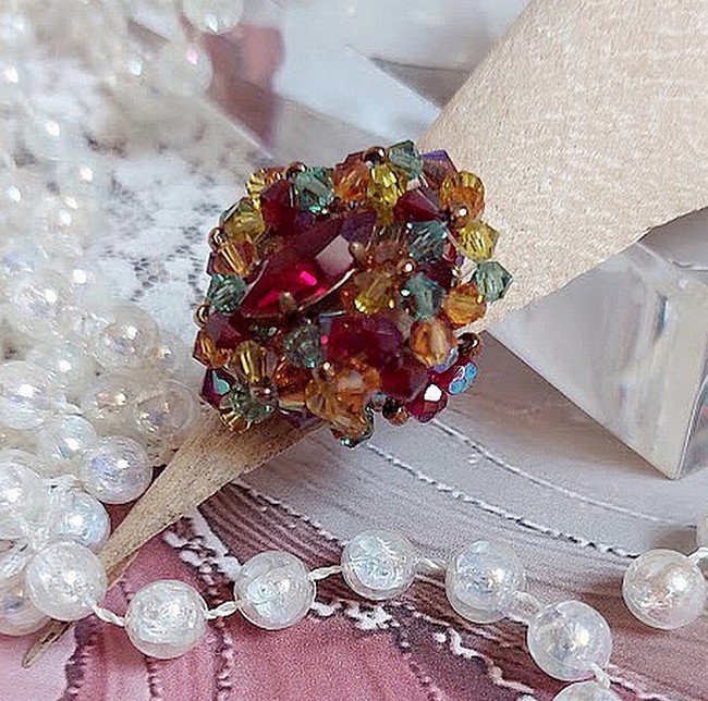 Anel de Iroise com facetas, capotas giratórias e um vaivém de cristal Swarovski