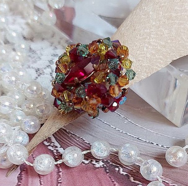 Anel de Iroise com facetas, capotas giratórias e um vaivém de cristal Swarovski