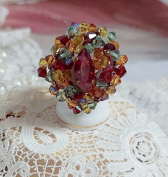Anel de Iroise com facetas, capotas giratórias e um vaivém de cristal Swarovski