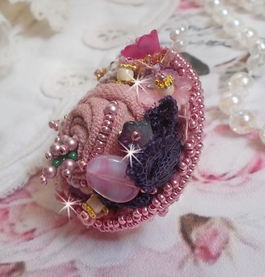 Anel de Jardim Poético bordado com linho, renda fina, cristais Swarovski, folha de madrepérola, flores Lucite, contas de vidro e contas de sementes 