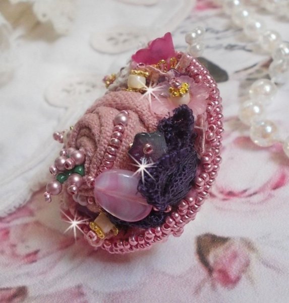 Anel de Jardim Po&eacute;tico bordado com linho, renda fina, cristais Swarovski, folha de madrep&eacute;rola, flores Lucite, contas de vidro e contas de sementes 