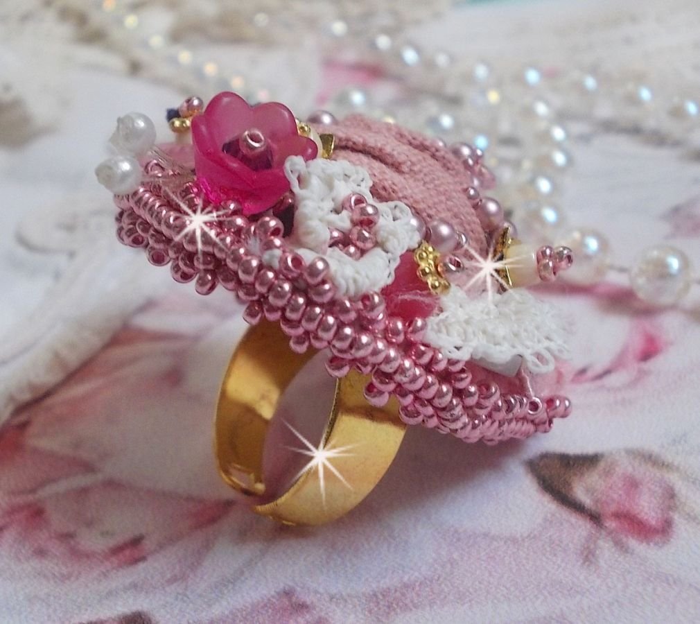 Anel de Jardim Poético bordado com linho, renda fina, cristais Swarovski, folha de madrepérola, flores Lucite, contas de vidro e contas de sementes 