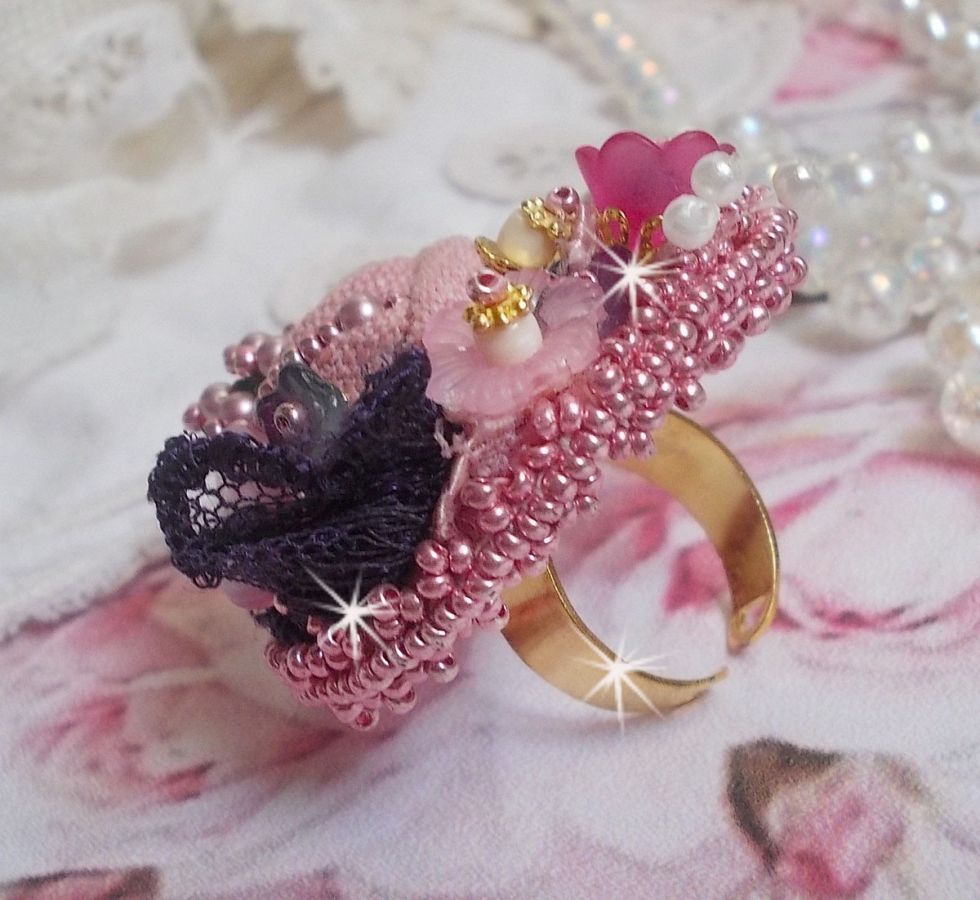 Anel de Jardim Poético bordado com linho, renda fina, cristais Swarovski, folha de madrepérola, flores Lucite, contas de vidro e contas de sementes 