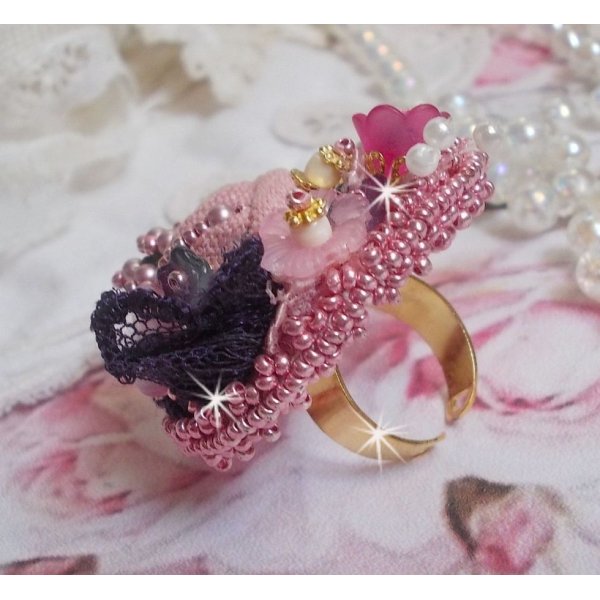 Anel de Jardim Po&eacute;tico bordado com linho, renda fina, cristais Swarovski, folha de madrep&eacute;rola, flores Lucite, contas de vidro e contas de sementes 