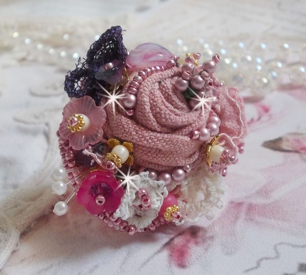 Anel de Jardim Poético bordado com linho, renda fina, cristais Swarovski, folha de madrepérola, flores Lucite, contas de vidro e contas de sementes 