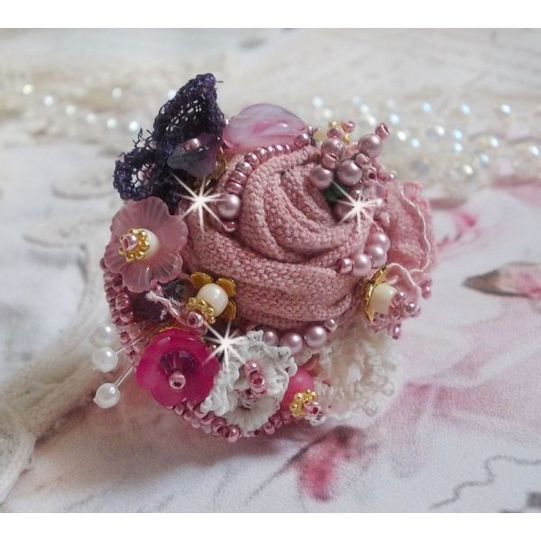 Anel de Jardim Po&eacute;tico bordado com linho, renda fina, cristais Swarovski, folha de madrep&eacute;rola, flores Lucite, contas de vidro e contas de sementes 