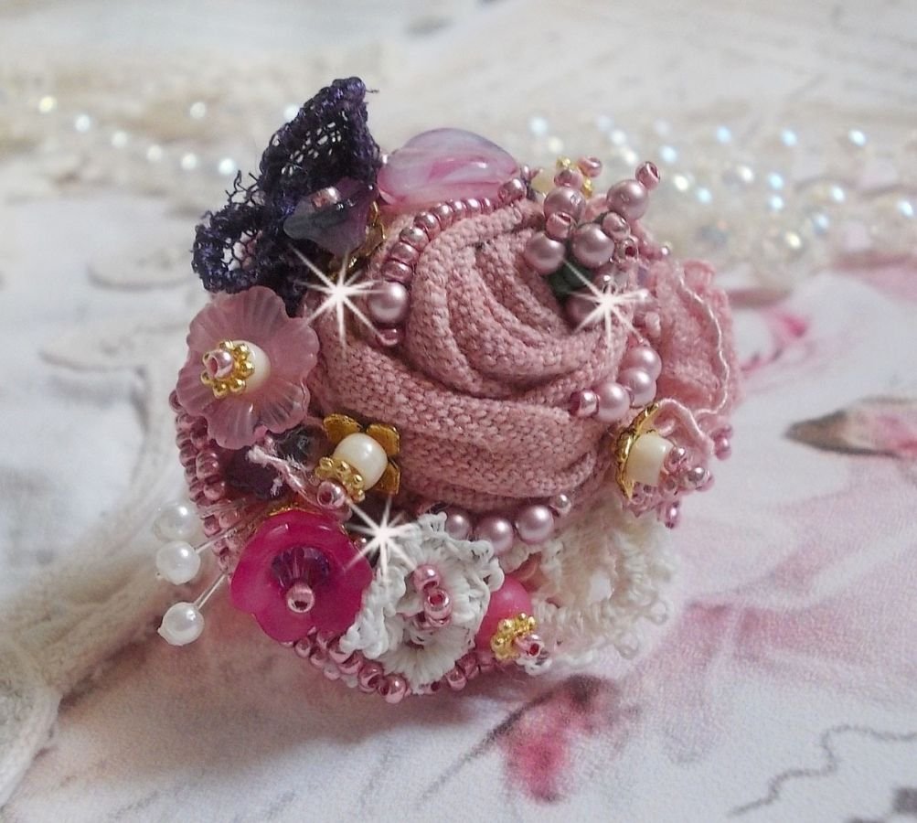 Anel de Jardim Poético bordado com linho, renda fina, cristais Swarovski, folha de madrepérola, flores Lucite, contas de vidro e contas de sementes 