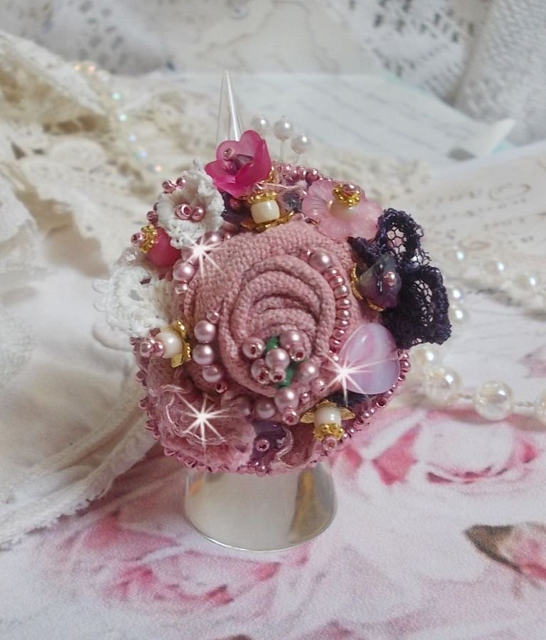 Anel de Jardim Poético bordado com linho, renda fina, cristais Swarovski, folha de madrepérola, flores Lucite, contas de vidro e contas de sementes 