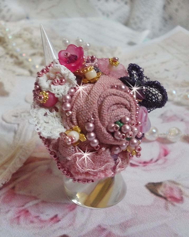 Anel de Jardim Poético bordado com linho, renda fina, cristais Swarovski, folha de madrepérola, flores Lucite, contas de vidro e contas de sementes 