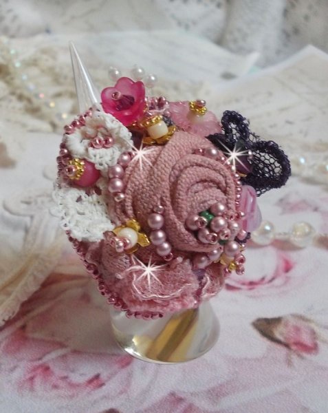 Anel de Jardim Po&eacute;tico bordado com linho, renda fina, cristais Swarovski, folha de madrep&eacute;rola, flores Lucite, contas de vidro e contas de sementes 