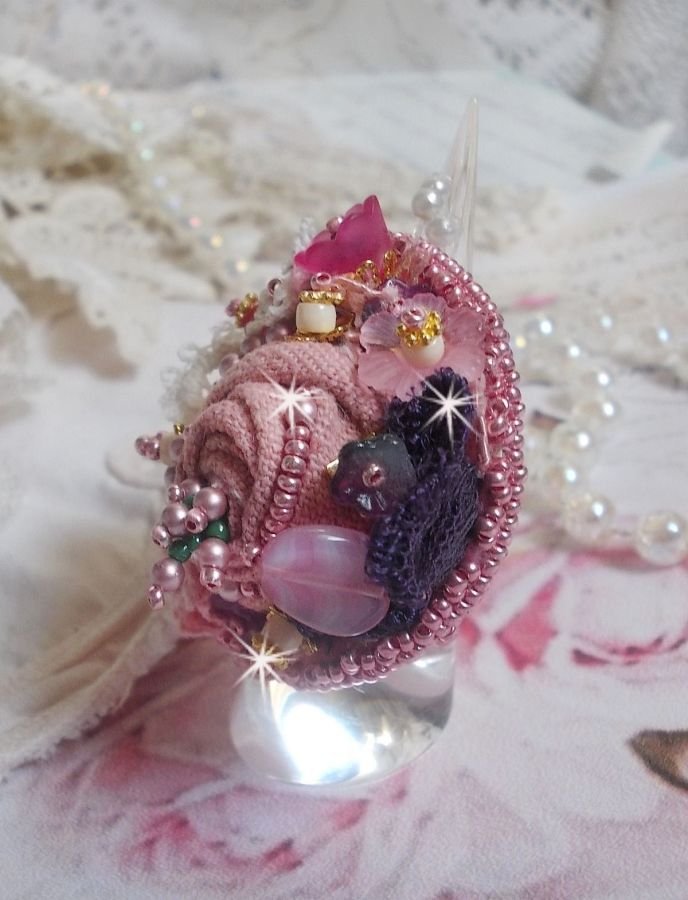 Anel de Jardim Poético bordado com linho, renda fina, cristais Swarovski, folha de madrepérola, flores Lucite, contas de vidro e contas de sementes 