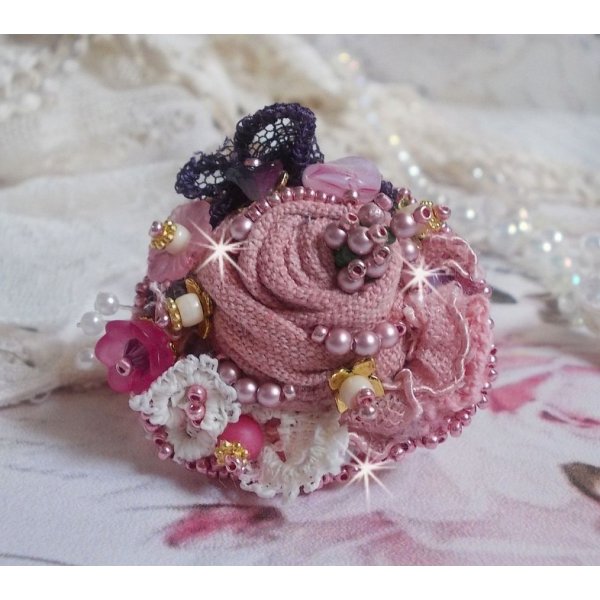 Anel de Jardim Po&eacute;tico bordado com linho, renda fina, cristais Swarovski, folha de madrep&eacute;rola, flores Lucite, contas de vidro e contas de sementes 