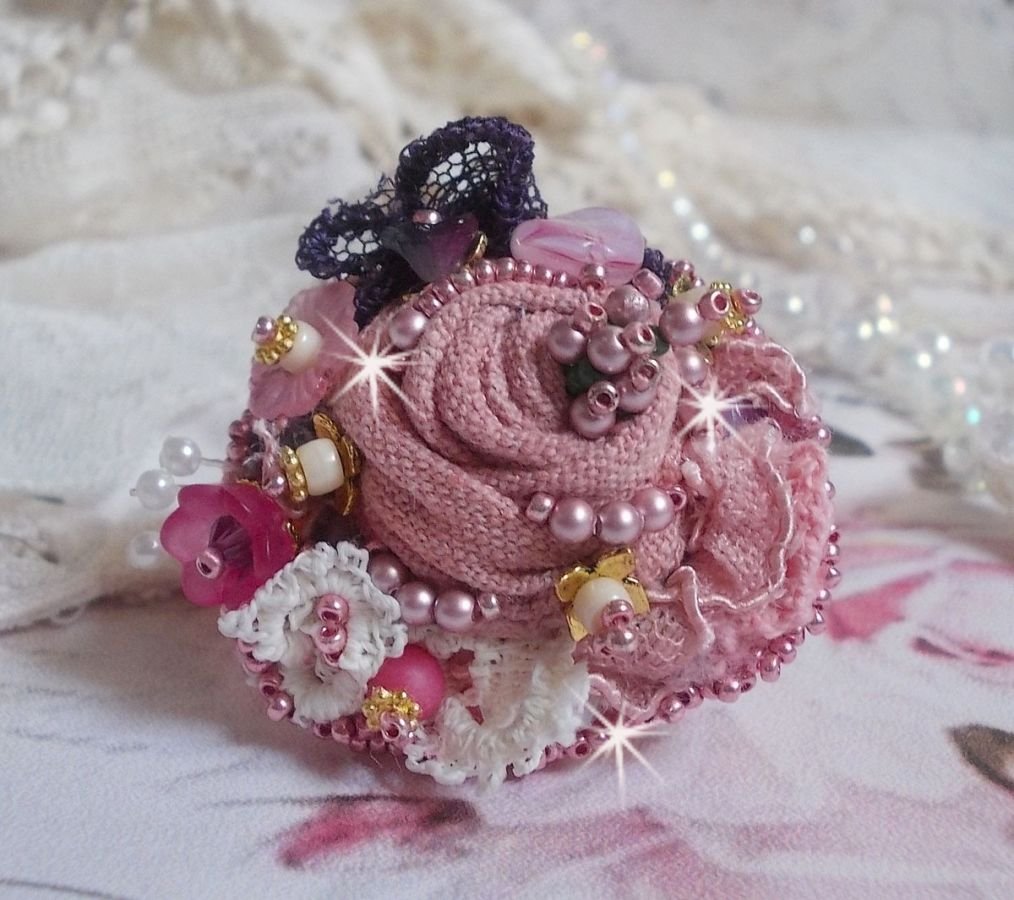 Anel de Jardim Poético bordado com linho, renda fina, cristais Swarovski, folha de madrepérola, flores Lucite, contas de vidro e contas de sementes 