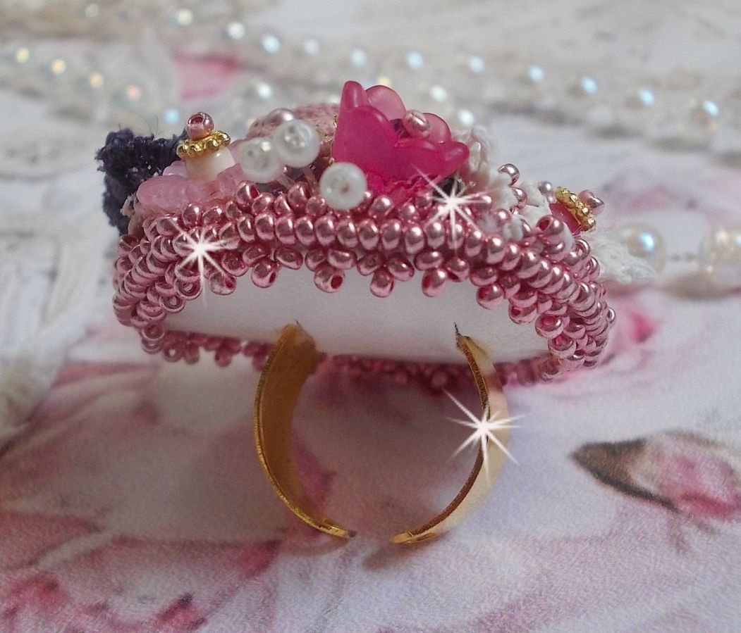 Anel de Jardim Poético bordado com linho, renda fina, cristais Swarovski, folha de madrepérola, flores Lucite, contas de vidro e contas de sementes 
