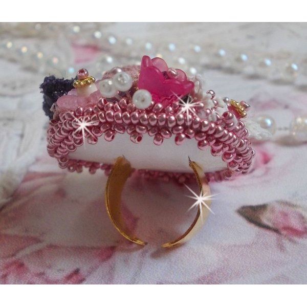 Anel de Jardim Po&eacute;tico bordado com linho, renda fina, cristais Swarovski, folha de madrep&eacute;rola, flores Lucite, contas de vidro e contas de sementes 