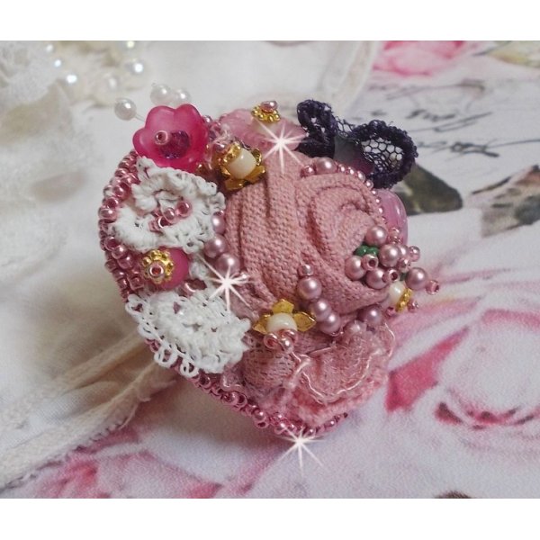 Anel de Jardim Po&eacute;tico bordado com linho, renda fina, cristais Swarovski, folha de madrep&eacute;rola, flores Lucite, contas de vidro e contas de sementes 