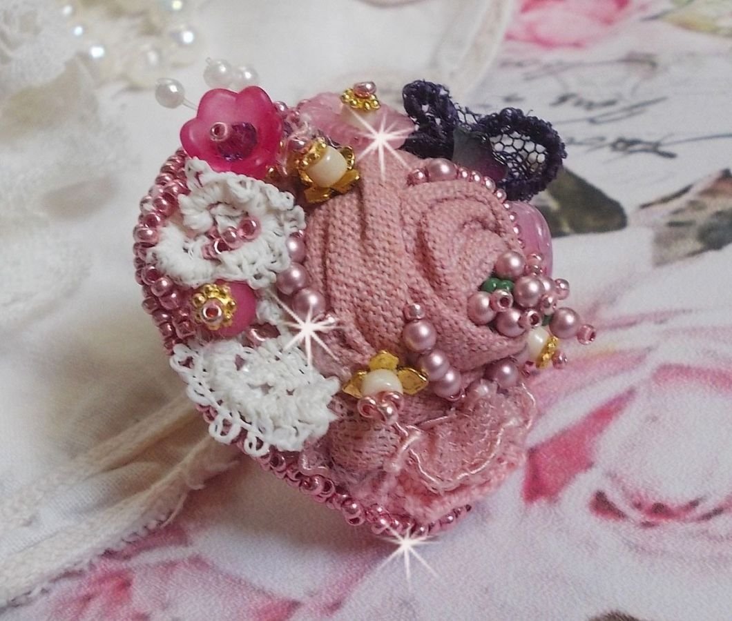 Anel de Jardim Poético bordado com linho, renda fina, cristais Swarovski, folha de madrepérola, flores Lucite, contas de vidro e contas de sementes 