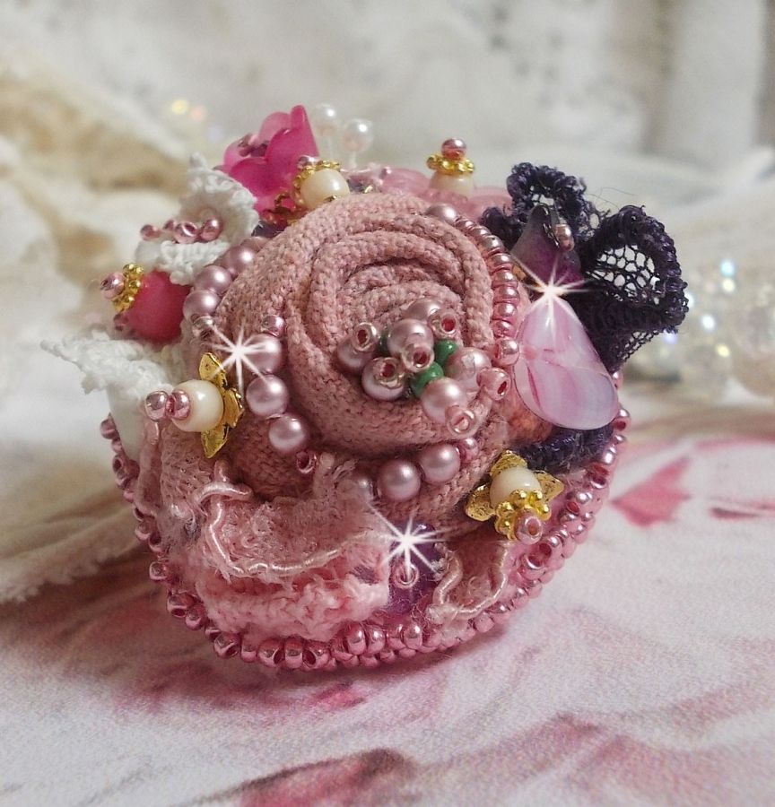 Anel de Jardim Poético bordado com linho, renda fina, cristais Swarovski, folha de madrepérola, flores Lucite, contas de vidro e contas de sementes 