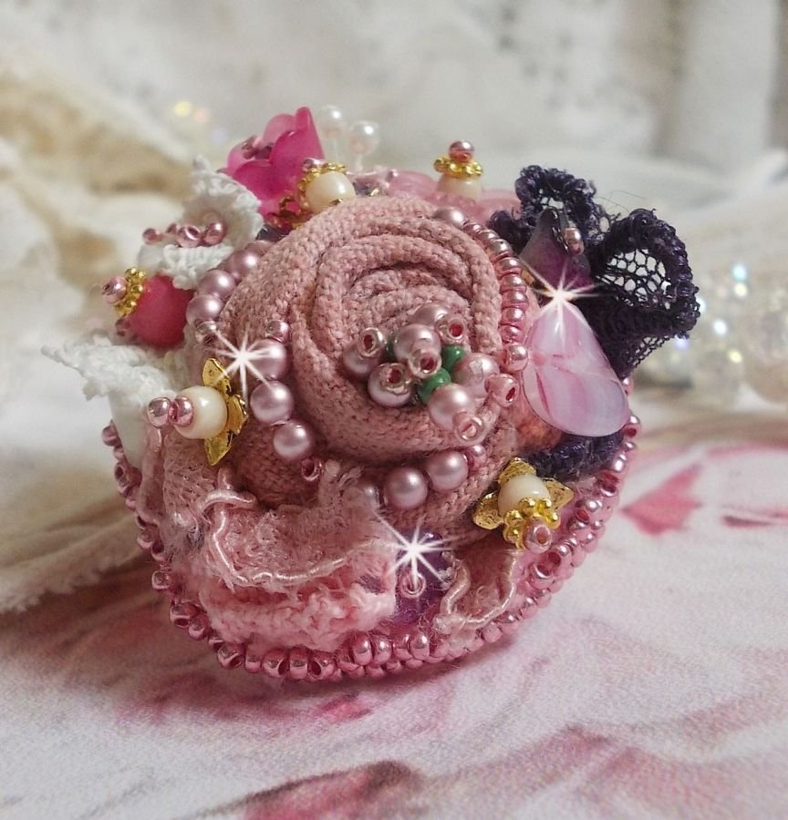Anel de Jardim Poético bordado com linho, renda fina, cristais Swarovski, folha de madrepérola, flores Lucite, contas de vidro e contas de sementes 
