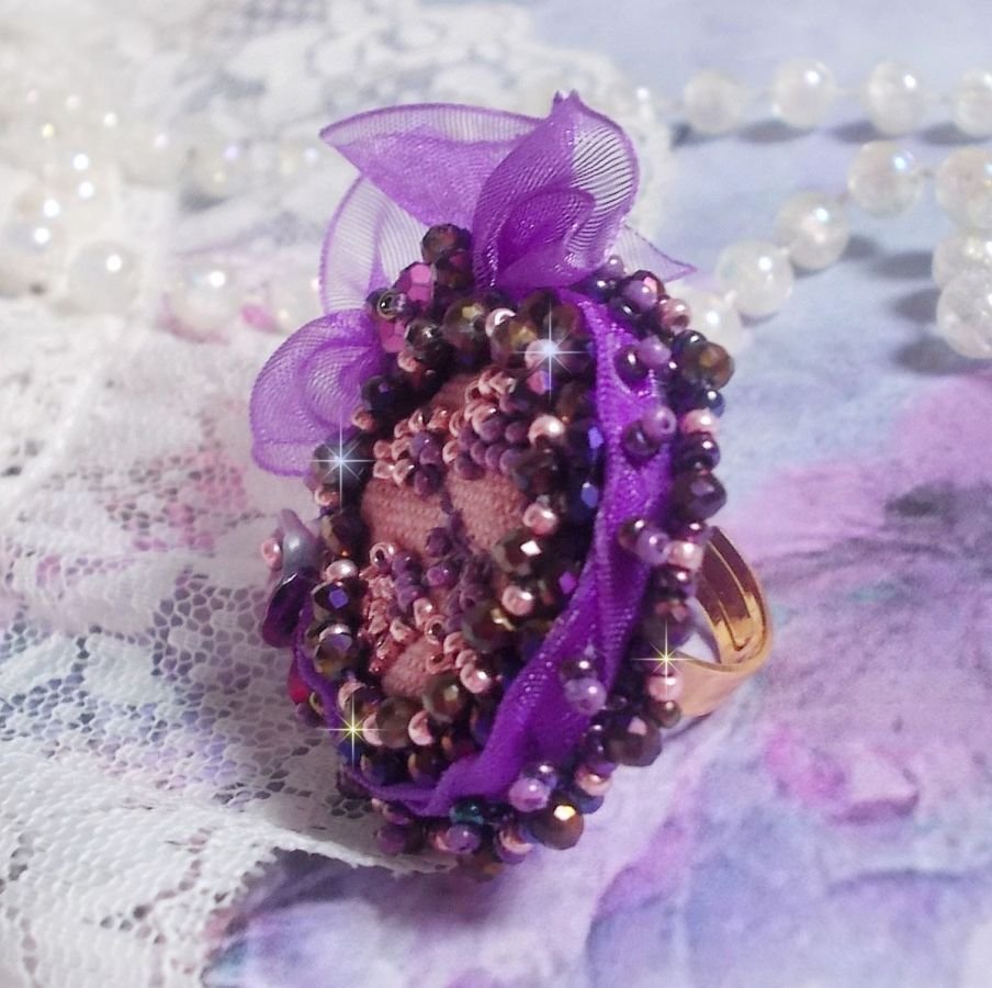 Anel Romântico Lady Ring bordado num tecido de linho rosa com contas de sementes Pink, Iris, Purple e Peach 